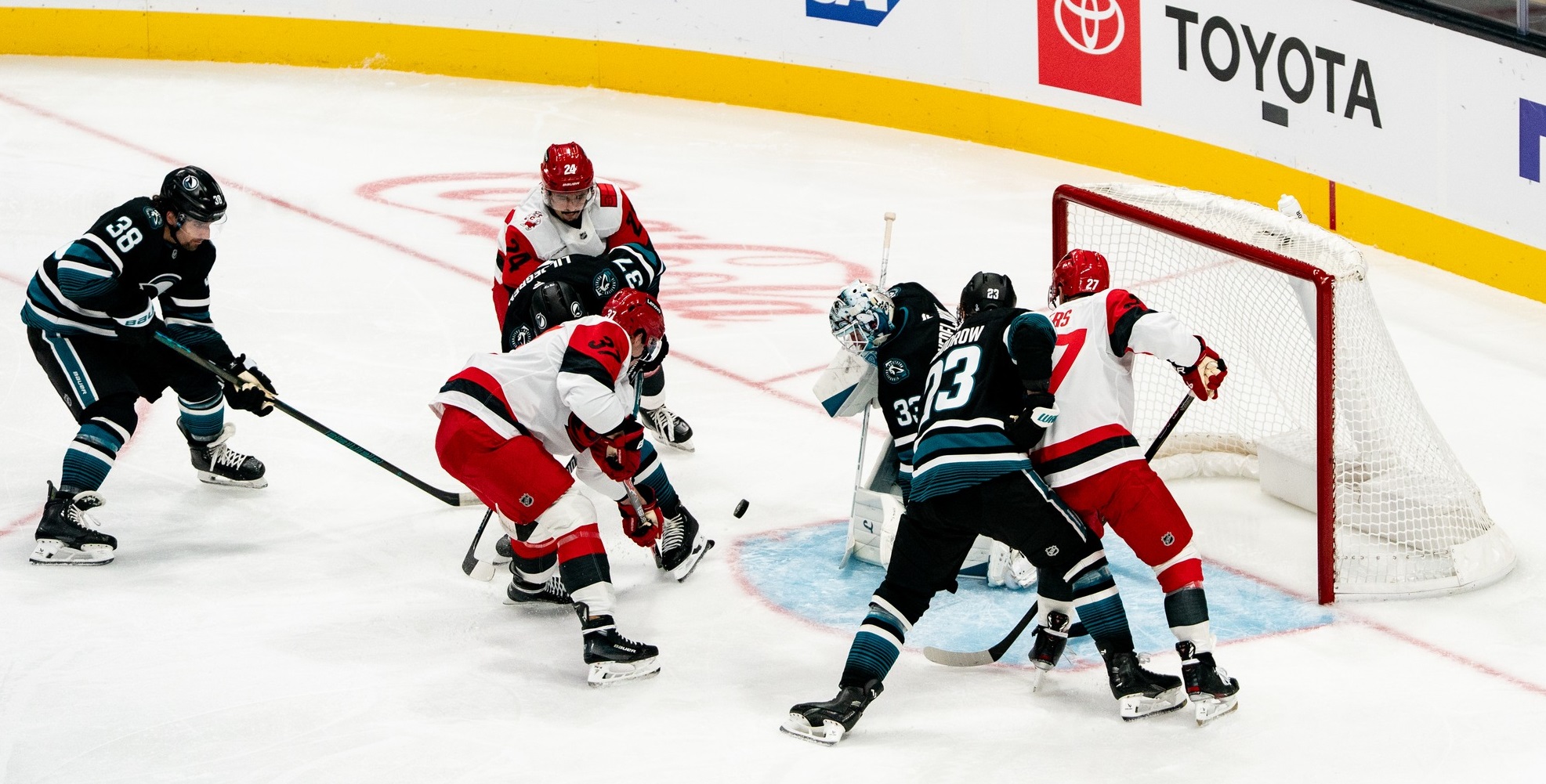NHL: SHARKS BATTUTI DA CAROLINA